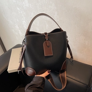 Business-Casual Beuteltasche aus Leder in Schwarz und Braun mit breitem Schultergurt