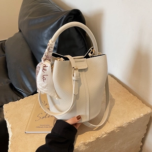 Borsa a secchiello beige in pelle testurizzata con foulard floreale sul manico