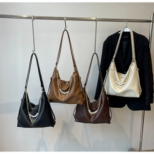 Detailed display of fashionable tote bags in four colors with pearl chain ornaments