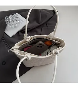 Vue de dessus de l'intérieur du grand sac fourre-tout blanc tressé avec rangements