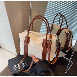 Détail du sac Boston en toile avec finitions en cuir contrasté et zip en métal argent