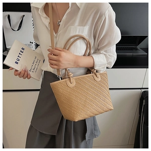 Détail de la texture tissée du sac abricot avec poignée à nœud sur le mannequin