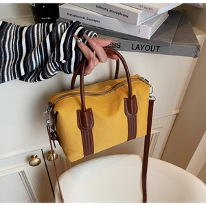 Détails du sac Boston en toile jaune avec poignées en cuir marron et métal argenté