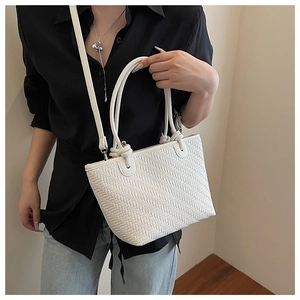 Vue détaillée du sac bandoulière blanc tressé avec texture PU et boucles dorées