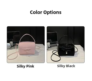 Detailansicht von Handtaschen mit Schleifen und Perlenanhängern in Pink und Schwarz