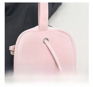 Detailansicht der rosa PU-Handtasche mit Metallöse und sauberer Nahtführung