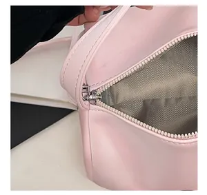Detailaufnahme der rosa PU-Ledertasche mit hochwertigem silbernem Metallreißverschluss
