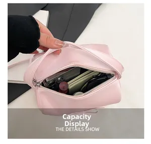 Detailansicht der geräumigen Innenseite der rosa Kunstledertasche mit Alltagsgegenständen
