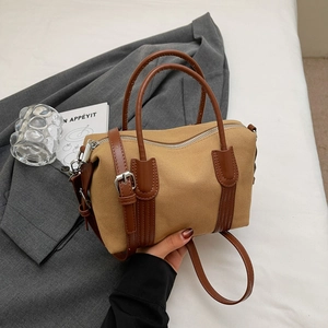 Sac Boston rétro en toile kaki avec garniture en cuir marron et détails métalliques