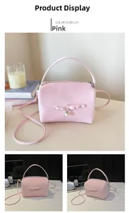 Detail der rosa Handtasche mit Schleifendekor und Perlenanhänger in Lifestyle-Umgebung