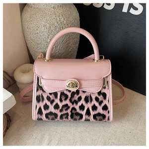 Dettaglio della borsa in ecopelle rosa con pannello leopardato e chiusura a girello