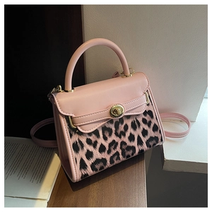 Dettaglio borsa in pelle rosa con stampa leopardata e chiusura a girello dorata