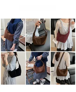 Sac à bandoulière minimaliste en similicuir suédé présenté sur un modèle sous divers angles