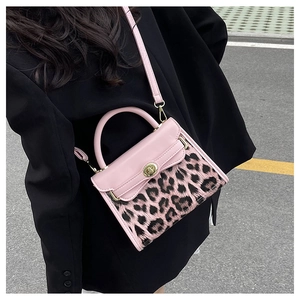 Borsa Kelly rosa leopardata con chiusura a rotazione dorata e dettagli in pelle