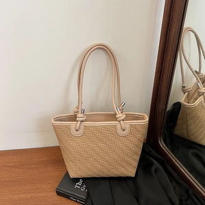 Sac bandoulière tissé beige élégant avec bandoulière à nœuds pour les vacances et le travail