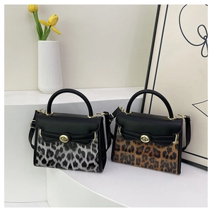 Dettaglio di borse leopardate con fiocchi in pelle nera e chiusure a girello dorate