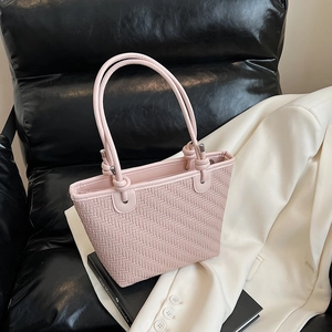 Sac à bandoulière rose tissé avec poignées nouées et design trapèze minimaliste