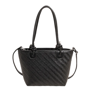 Sac bandoulière tissé noir tendance avec détails argentés et silhouette fourre-tout