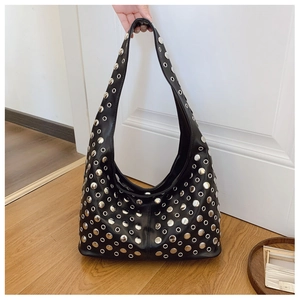 Détails du sac hobo noir avec clous métalliques argentés et œillets au style punk