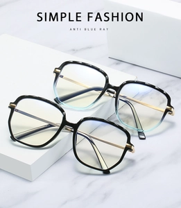 Detail view of TR90 anti-blue light glasses with gradient frames and metal temples
