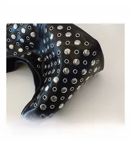Détail montrant la texture du cuir noir avec des rivets et des œillets métalliques argentés