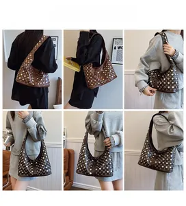 Vues détaillées du sac bandoulière vintage marron avec clous argentés punk