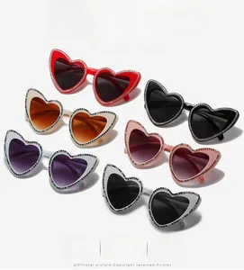Détail de lunettes de soleil en forme de cœur avec strass déclinées en six couleurs mode