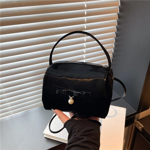Elegante schwarze Samt-Handtasche mit Schleife und Perlenanhänger, schicke Schultertasche