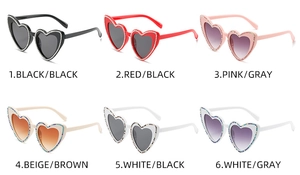 Vue détaillée des lunettes de soleil en forme de cœur avec strass en six couleurs