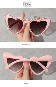 Détails de lunettes de soleil cœur rose avec strass faits main et verres dégradés