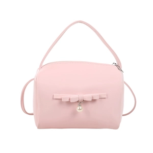 Minimalistische hellrosa Handtasche mit Schleife und Perlenanhänger im Box-Stil