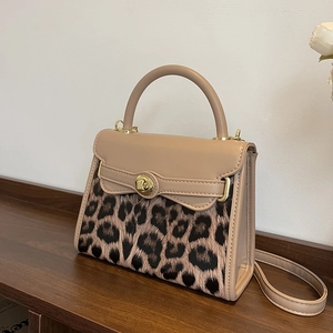 Elegante borsa beige in pelle con motivo leopardato, chiusura girevole dorata e manico corto