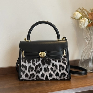Borsa a mano a trapezio con stampa leopardata, dettagli dorati e manico superiore