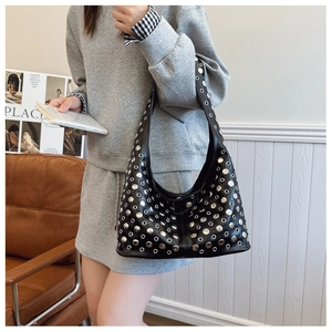 Sac fourre-tout punk noir chic avec œillets et rivets en métal argenté sur la bandoulière
