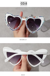 Vue détaillée avant et arrière des lunettes de soleil en cœur avec des strass colorés