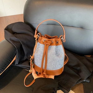 Retro Beuteltasche aus blauem Gewebe mit braunem Lederbesatz und Kordelzug