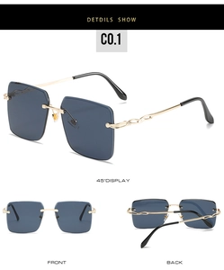 Détails de lunettes de soleil carrées sans monture avec verres bleus et branches dorées