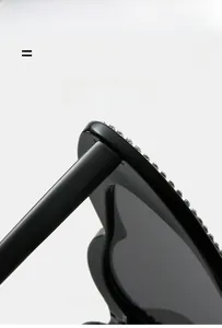 Vue macro de lunettes de soleil cœur noires avec des strass étincelants sur le bord