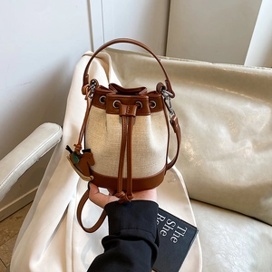 Schicke Beuteltasche aus Segeltuch und braunem Leder mit Kordelzug und Pferdeanhänger