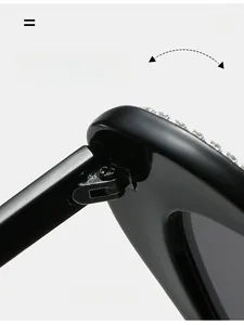 Gros plan sur les lunettes de soleil cœur ornées de strass avec charnière métallique solide
