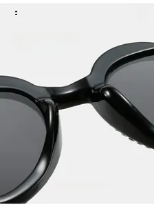 Détail des plaquettes de nez intégrées confortables sur lunettes de soleil noires