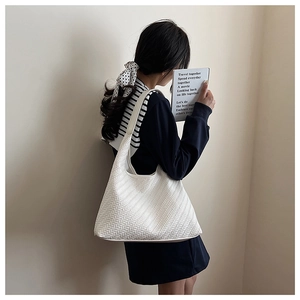 Detailed view of the white woven texture on a large capacity vintage shoulder bag