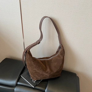 Sac sous le bras en daim marron avec bandoulière en cuir et fermeture éclair vintage