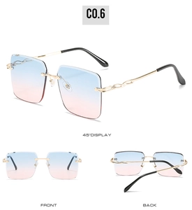 Vue multi-angle de lunettes de soleil sans monture avec branches dorées ondulées