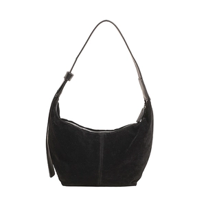 Sac hobo noir en daim avec bandoulière réglable et forme demi-lune au style minimaliste