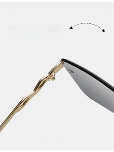 Détail de la charnière en métal doré avec texture ondulée sur lunettes sans monture