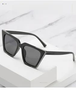 Détail d'une monture de lunettes de soleil noire avec des ornements en métal argenté