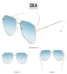 Vues sous trois angles de lunettes aviateur dorées aux verres dégradés bleu clair