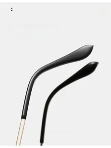 Détail des branches métalliques incurvées et embouts brillants pour lunettes de soleil