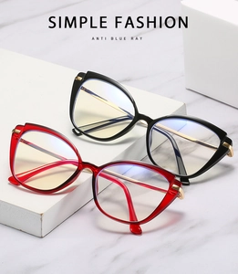 Detail of cat-eye TR90 frames with metal spring hinges and anti-blue light lenses